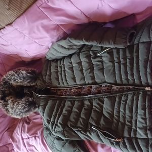 Womens reversable puffer jacket with fur trimmed hood. Olive green and leppard.